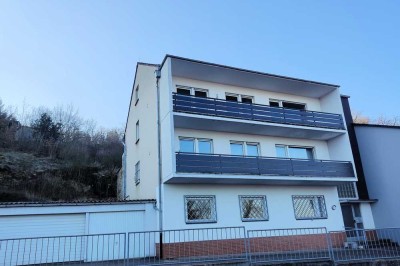 Himmlischer Weitblick, unverbaubare Lage, 2-Familienhaus + ELW mit Garagen in KH-Süd
