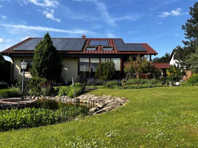 Modernes Traumhaus mit Erdwärme, PV-Anlage & mediterranem Garten – Freistehend auf großem Grundstück