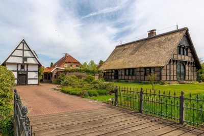 Naturnahes Fachwerkhaus auf liebevollem Grundstück mit Spieker, Carport u. Pergola