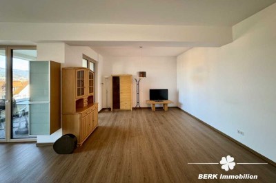 BERK Immobilien - Gehobene 2-Zimmer Mietwohnung mit Loggia und Aufzug - herrlicher Blick über Milten