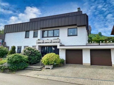 Selten großzügig und komfortabel! Extravag. EFH mit 330 m² Wohnfl. und 8,8 Ar Grdst. in idyll. Lage!