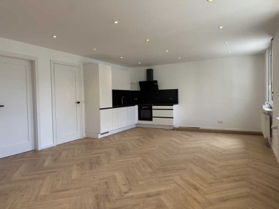 Erstbezug nach Sanierung mit EBK: Geschmackvolle 2,5-Zimmer-Wohnung mit lux. Innenausstattung