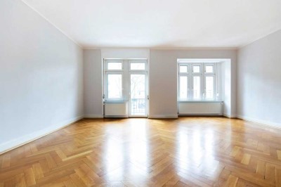 Großräumige Altbau-Wohnung mit 2 Balkonen