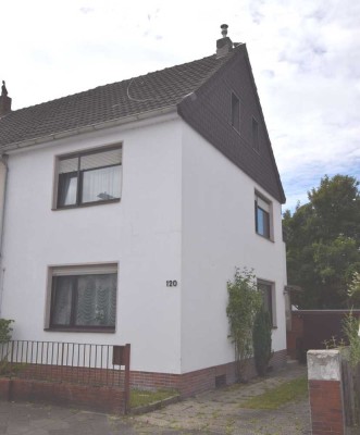 Doppelhaushälfte mit viel Wohnraum, Garten und Garage (renovierungsbedürftig)