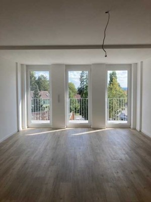 Helle 3 Zimmer Dachgeschosswohnung mit Balkon