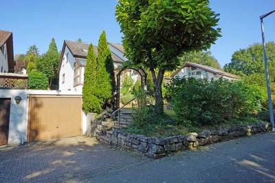 Attraktive Doppelhaushälfte in ruhiger, bevorzugter Lage mit großem Garten, Terrasse und Garage