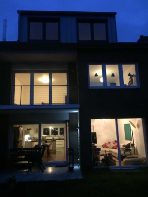 HELLES MODERNES HAUS MIT EINBAUKÜCHE; PARKETT UND EINLIEGER-APARTMENT