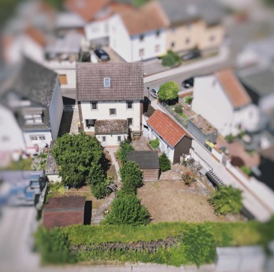 Renovierungsbedürftiges Einfamilienhaus mit tollem Garten und Nebengebäude nahe S-Bahn in Okarben