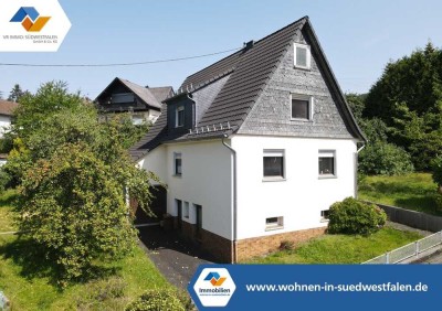 VR IMMO: Wohnen mit Potenzial- Charmantes Einfamilienhaus mit kleiner Halle/Scheune in Brachbach!