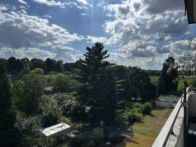 Attraktive, klimatisierte 3,5-Zimmer-Wohnung mit zwei Stellplätzen, Balkon und traumhaftem Ausblick