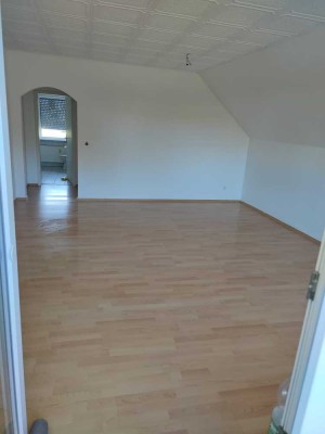 Attraktive und gepflegte 2-Zimmer-Dachgeschosswohnung mit Balkon und Einbauküche in Bad Oeynhausen