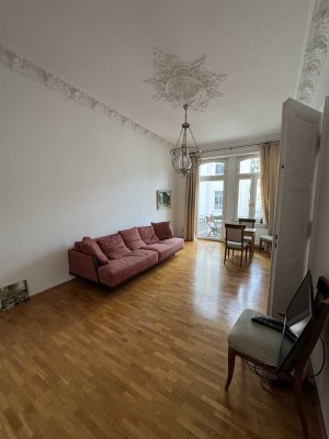 Klassische  4 Zimmer-Altbauwohnung / 2 Balkone /  Aufzug/  TG-Stellplatz