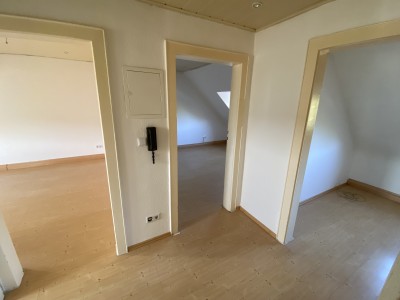 Schöne, gemütliche, sehr helle 2-3 Zimmer (+Bad, Küche) zu vermieten.