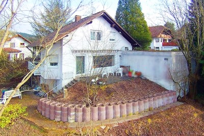 Netphen-OT: Einfamilienhaus mit Apartment und Doppelgarage und drei Stellplätze zu vermieten!