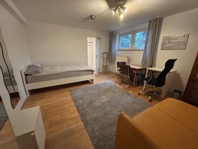 Großzügiges Souterrain-Zimmer mit eigenem Badezimmer, München West