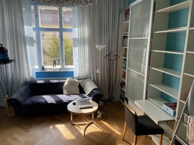 Großes, helles Zimmer mit eigener Toilette in Charlottenburg