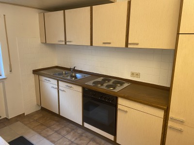 Schöne, gemütliche und sehr ruhig gelegene 2 Zimmer-Wohnung Souterrain (+Bad, Küche) zu vermieten.