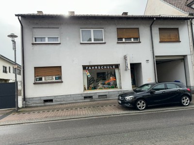 Großes Mehrfamilienhaus 1000m² Grundfläche und Gewerbe Einheint 33% Großes Grundstück