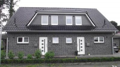 Doppelhaushälfte mit Terrasse, EBK, Carport mit Glasdach und Geräteschuppen