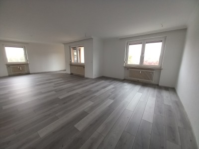 44001 - Helle 4-Zimmer-Wohnung mit Balkon und Garage