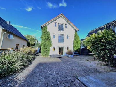 Mediterranes Einfamilienhaus mit großem Grundstück, 3 Garagen & Top-Anbindung nach Köln/Düren