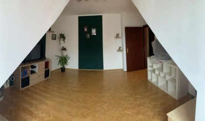 Moderne 2-Zimmer-Dachgeschoßwohnung; als WG geeignet