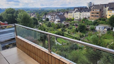 Helle 3,5-Zimmer-Wohnung mit 2 Balkonen im 1. Og. Eine Zweifamilienhäuser. Frisch renoviert und bezugsbereit.