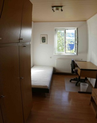 1 Helles, möbliertes Zimmer in 3er-80m²-WG verfügbar mit grossem Wohn-/Esszimmer --->  2 Gehminuten zur HS