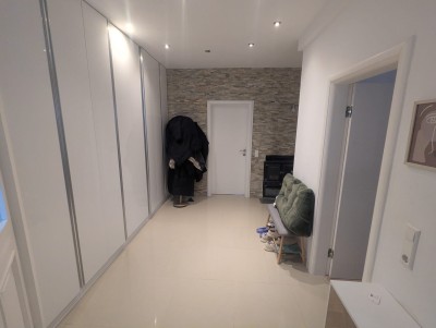 Stilvolle 3-Zimmer-Altbauwohnung, hochwertig renoviert, Holzofen, Einbauküche & verglaster Balkon