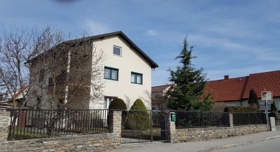 Gepflegtes Ein- oder Zweifamilienhaus in zentraler, ruhiger Lage