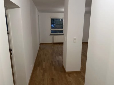Sonnige 2-Zimmer-Wohnung mit Balkon & luxuriös saniert mit moderner offener Wohnküche in Bad Homburg