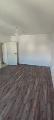 Frisch renovierte 2-Zimmer-Dachgeschosswohnung in gepflegtem Mehrfamilienhaus