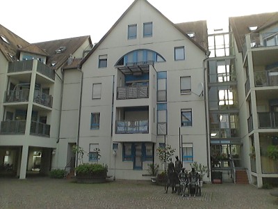 sonnige Wohnung, sehr ruhig, zentral gelegen, Einkaufsmöglichkeiten zu Fuß erreichbar, öffentliche Verkehrsanbindung in unmittelbarer Nähe, eine S-Bahn Haltestelle bis Daimler