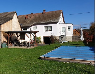 Gepflegtes Einfamilienhaus mit großem Garten, Pool und Wirtschaftsgebäude