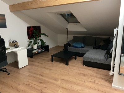 Schöne Dachgeschoßwohnung für Singles oderPaare