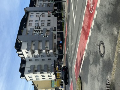 Wohnung hat in 10 m Nähe U-Bahn Station U8 zur Uni direkt vor der Tür. Gehzeit zur Stadtmitte/ Rathaus ca. 10 Minuten, Alle Geschäfte, Restaurants, Arztpraxen in unmittelbarer Nähe