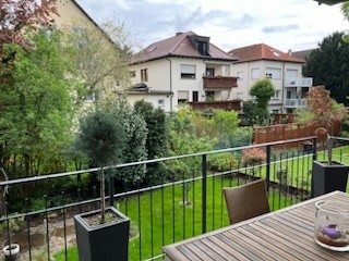 Sie finden hier eine einladend, helle, moderne und raffiniert geschnittene 3-Zimmer EG.-Wohnung mit großem Ost/Süd- Balkon und wunderschönem Gartenblick in einem sehr gepflegten un