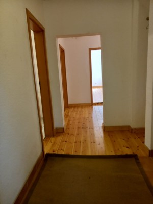 Ruhige SouterrainWohnung mit hellem KieferDielenFußboden