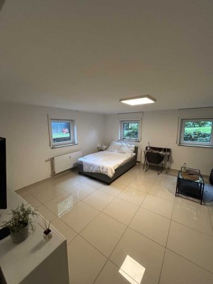 Helle 1-Zimmer-Wohnung (teilmöbliert) im Souterrain eines gepflegten Mehrfamilienhauses