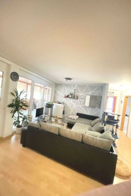 Helle 4-Zimmerwohnung mit Wintergarten und eigenem Stellplatz im Herzen der Stadt