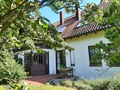 Zweifamilienhaus mit kleinem Appartment in Bestlage