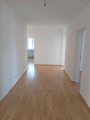 Sonnige, großzügige 3-Zimmer-Wohnung mit überdachtem Balkon und möblierter Küche in zentraler Lage in Ried