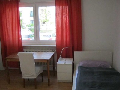 Helles, renoviertes Zimmer in 3er WG, gemeinsames Bad und Küche