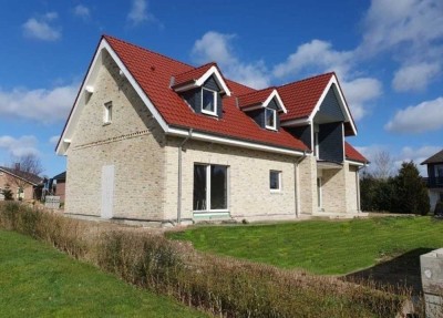 Traumhaus der Prestigeklasse mit 2 WE,
Gestaltungsfreiraum, nur 3km zum Yachthafen Grömitz