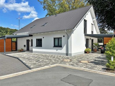 Modernes Zweifamilienhaus im KfW-55-Standard mit großzügigem Garten – Perfekt für Ihre Familie