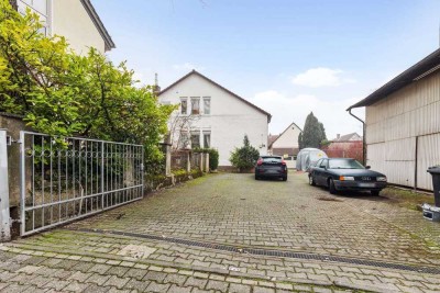 Preungesheim: Großes Grundstück mit Wohnhaus und Gewerbeoption