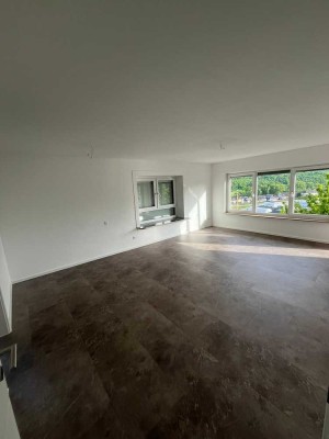 Moderne 4-Zimmer-Wohnung mit großem Balkon und herrlicher Aussicht – kernsaniert und bezugsfertig!