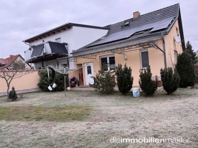 Zwei top ausgestattete und gepflegte Häuser auf großem Grundstück zu verkaufen – eines vermietet -