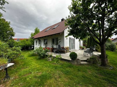 Familienparadies: Freistehendes Einfamilienhaus mit Garten, Carport, Kaminofen in Backnang-Süd