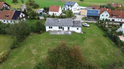 2.000 m² großes Grundstück mit Einfamilienhaus im Bungalow-Stil und Baureserve bei Sinzing